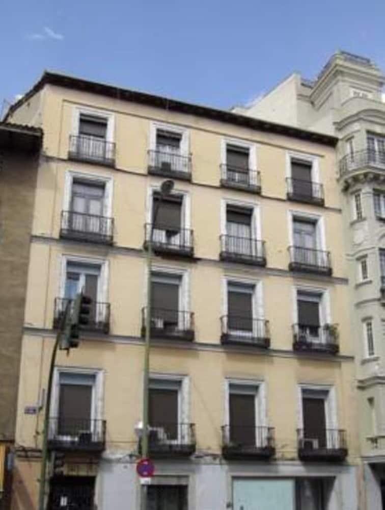 Hostal Rivera - Atocha Madrid Exterior foto